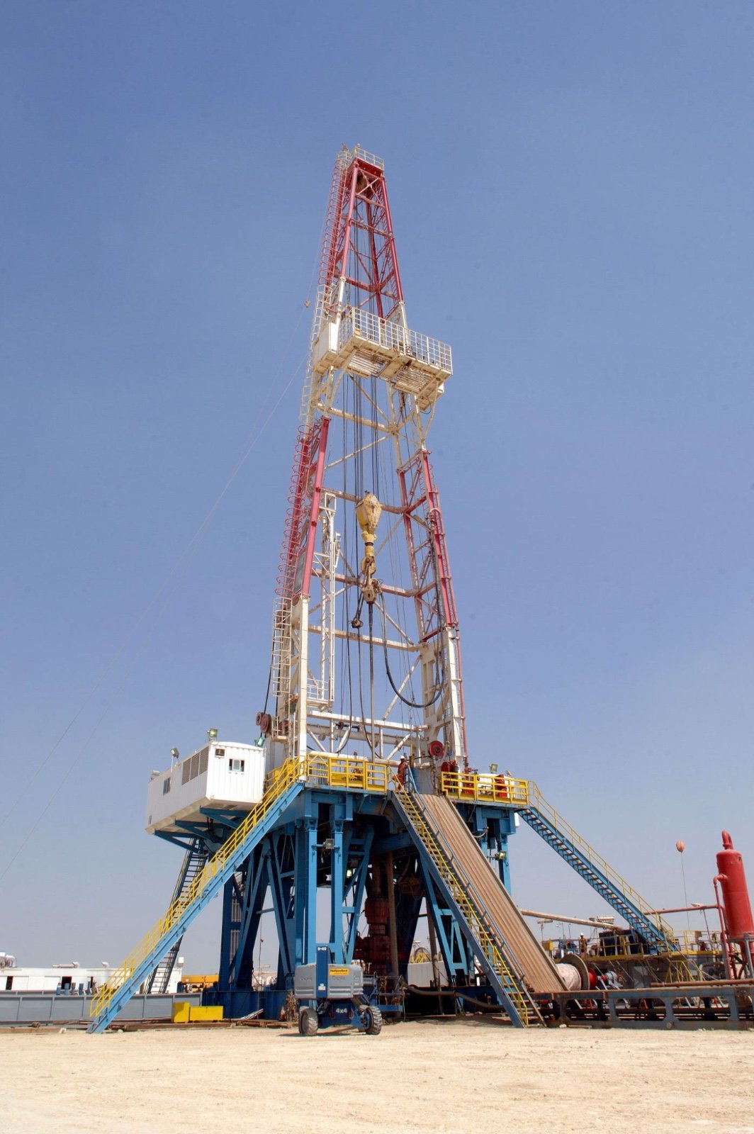 Oil and gas drilling rig where drilling-grade Baryte is used in drilling fluids